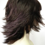 Modelo de peruca com cabelos repicados em camadas na parte de trás